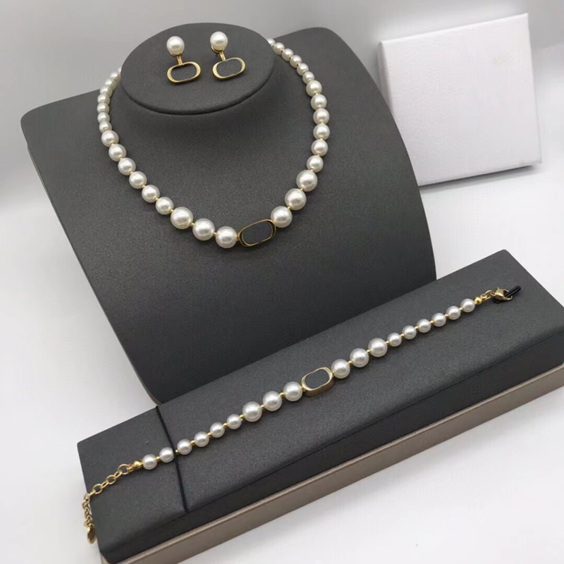 Fashion Necklace Designer Jewelry Luxury Initials Pendant Necklace Golden Chain Diamond Earring For Women Pearl Bracelet Letter Valentine's Day Gift
Fashion Necklace Designer Jewelry Luxury Initials Pendant Necklace Golden Chain Diamond Earring For Women Pearl Bracelet Letter Valentine's Day Gift