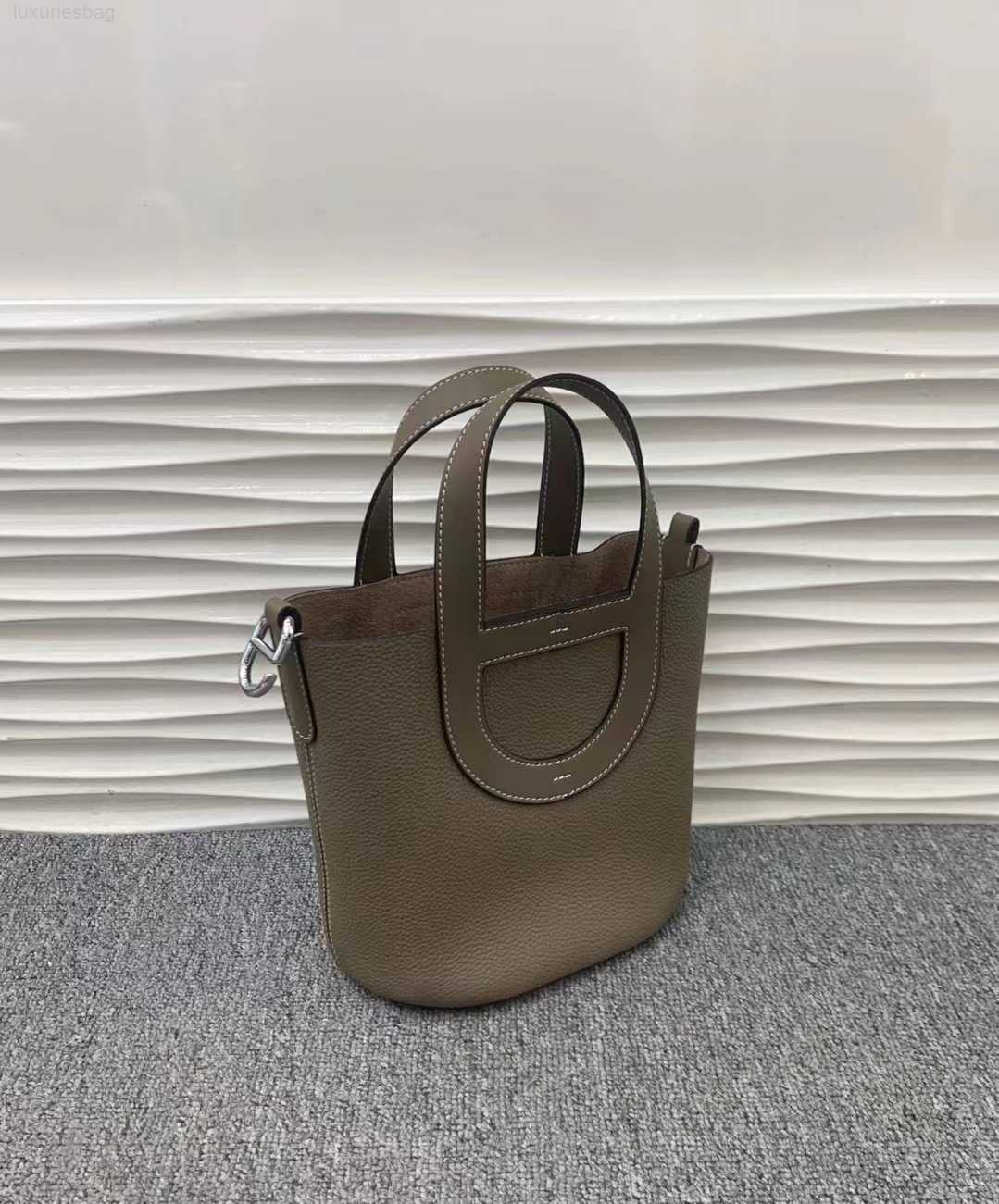 Designer Luxury Women's Cowhide Pig Nose Vegetable Basket Fashion Commuter Handbag Large Capacity Bucket BagZLSJ81ML Picotin, Black6
Designer Luxury Women's Cowhide Pig Nose Vegetable Basket Fashion Commuter Handbag Large Capacity Bucket BagZLSJ81ML Picotin, Black6