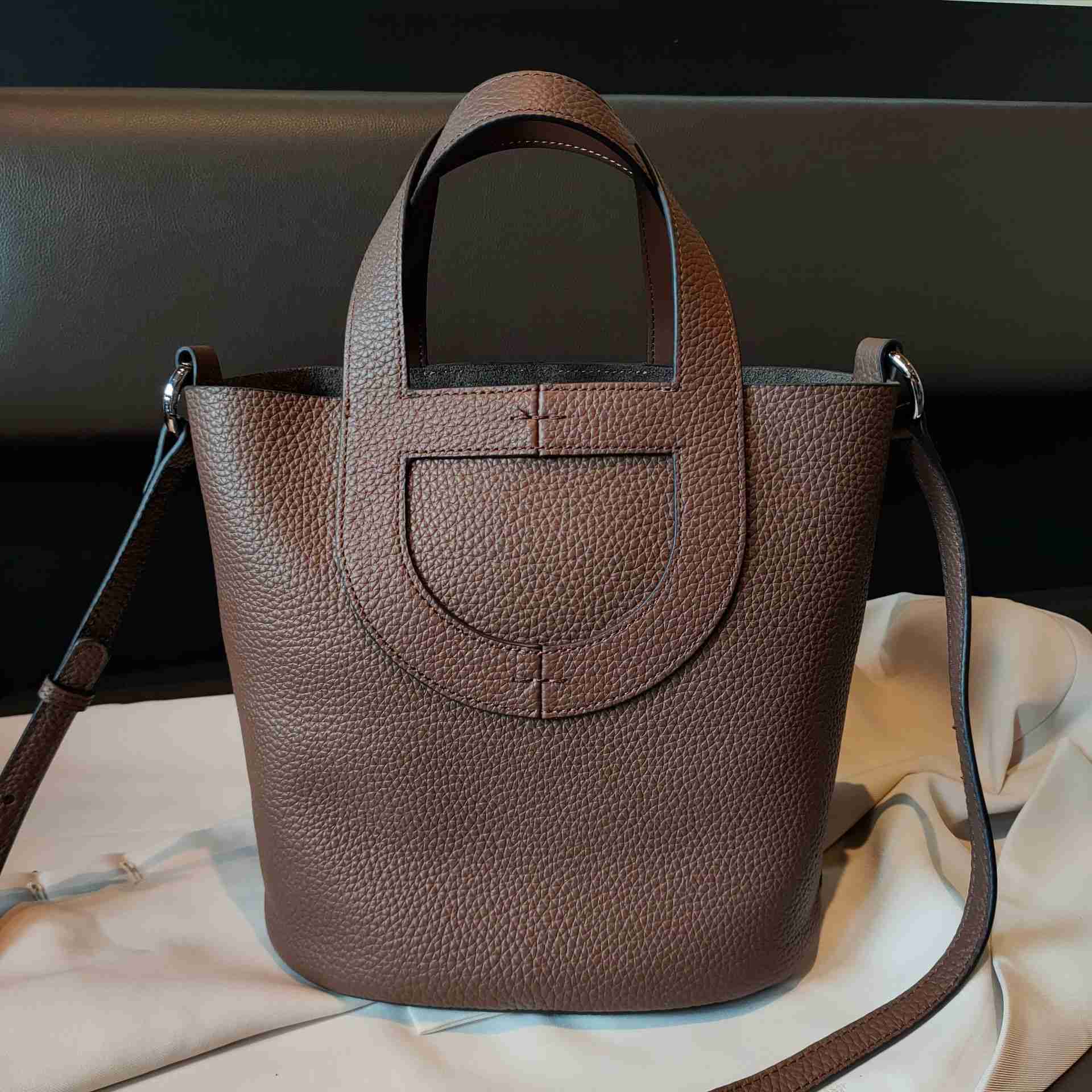 Designer Luxury Bag Bucket Style High Quality Single Shoulder Messenger Vegetable Basket Pig Nose Handbag Top Layer Cow LeatherVB3ZMOHP Picotin, Biscuit/coffee
Designer Luxury Bag Bucket Style High Quality Single Shoulder Messenger Vegetable Basket Pig Nose Handbag Top Layer Cow LeatherVB3ZMOHP Picotin, Biscuit/coffee