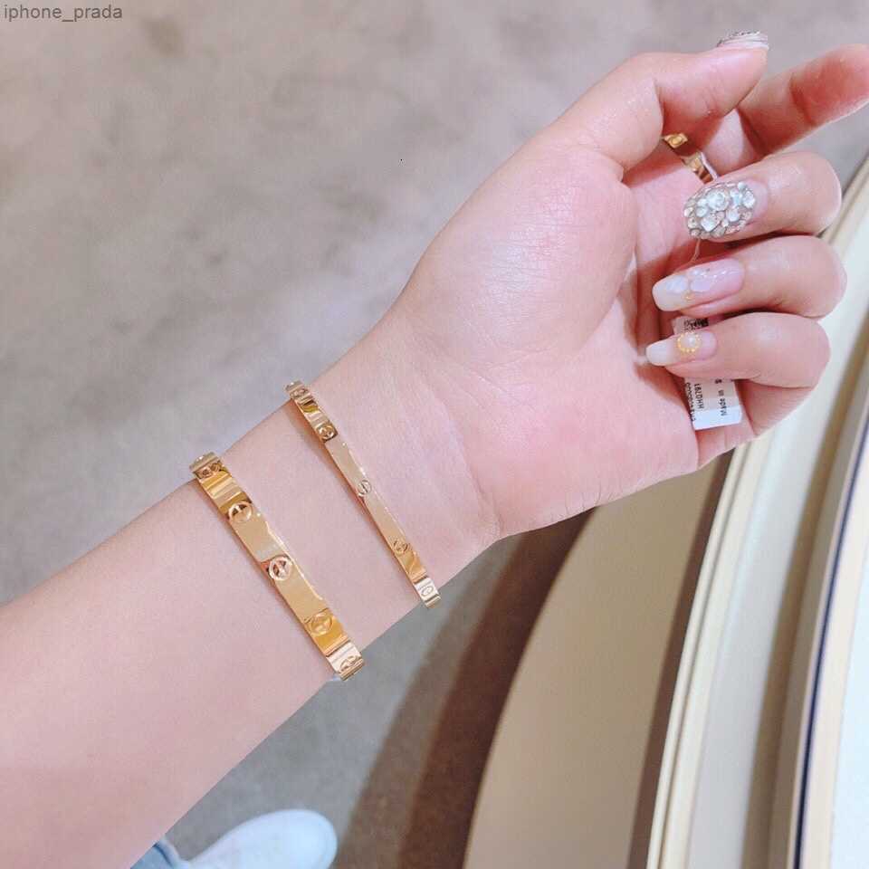 bangle Love narrow version bracelet gold plated 18 K three times never fade high quality Europe size with box official replica luxury brand ladies bangles couple
bangle Love narrow version bracelet gold plated 18 K three times never fade high quality Europe size with box official replica luxury brand ladies bangles couple
