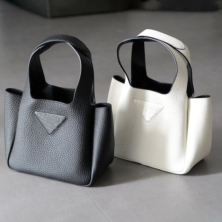Womens classic Triangle prad lady bag top handle Luxury Designer basket Shoulder clutch handbag Classic crossbody bags mens tote travel bag pochette Magnetic snap, Black
Womens classic Triangle prad lady bag top handle Luxury Designer basket Shoulder clutch handbag Classic crossbody bags mens tote travel bag pochette Magnetic snap, Black