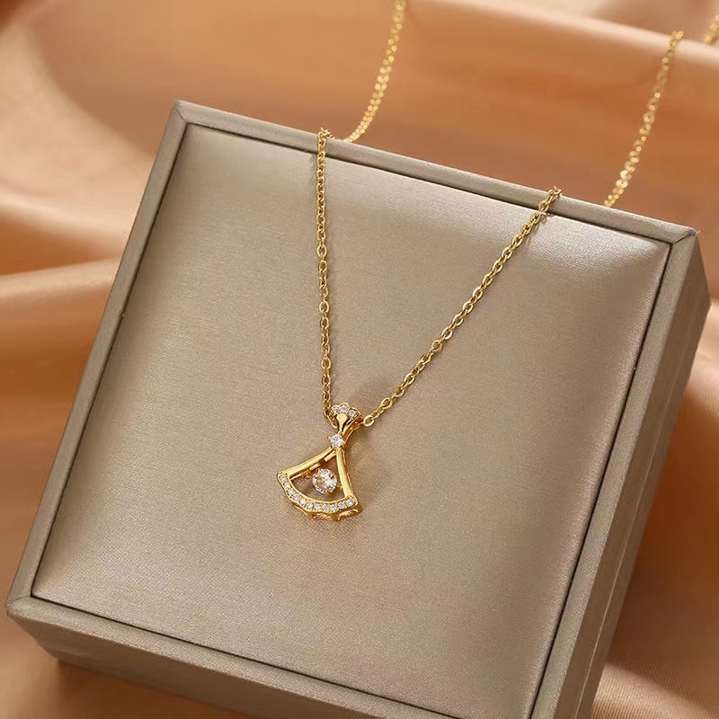 Classic titanium steel lock necklace Women's gold silver letters Gift girlfriend wedding inlaid with diamonds Luxury designer jewelry does not fade
Classic titanium steel lock necklace Women's gold silver letters Gift girlfriend wedding inlaid with diamonds Luxury designer jewelry does not fade