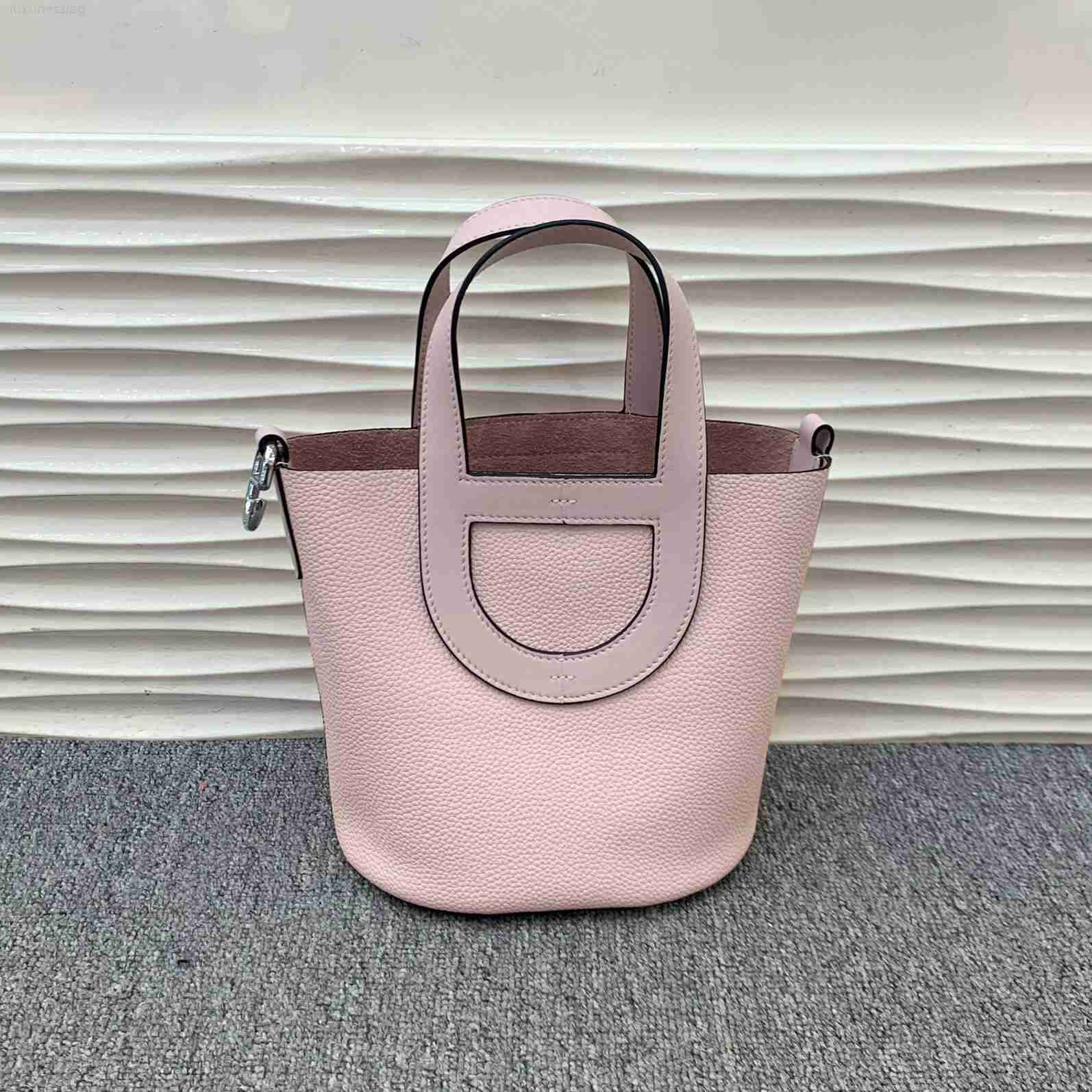 Designer Luxury Women's Pig Nose Vegetable Basket Handbag Fashion Togo Top Layer Cow Skin Litchi Grain Bucket BagWDU8V218 Picotin, Bubble green
Designer Luxury Women's Pig Nose Vegetable Basket Handbag Fashion Togo Top Layer Cow Skin Litchi Grain Bucket BagWDU8V218 Picotin, Bubble green