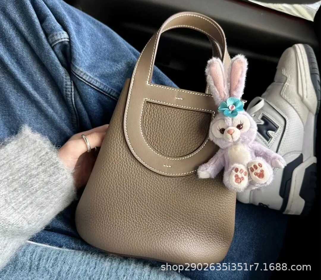 Designer Luxury Bag Top Layer Cow Hide Pig Nose Vegetable Basket Bucket for Women Leather Hand One Shoulder Loop BagKYE42US8 Picotin, Elephant grey - 18cm (togo leather)
Designer Luxury Bag Top Layer Cow Hide Pig Nose Vegetable Basket Bucket for Women Leather Hand One Shoulder Loop BagKYE42US8 Picotin, Elephant grey - 18cm (togo leather)