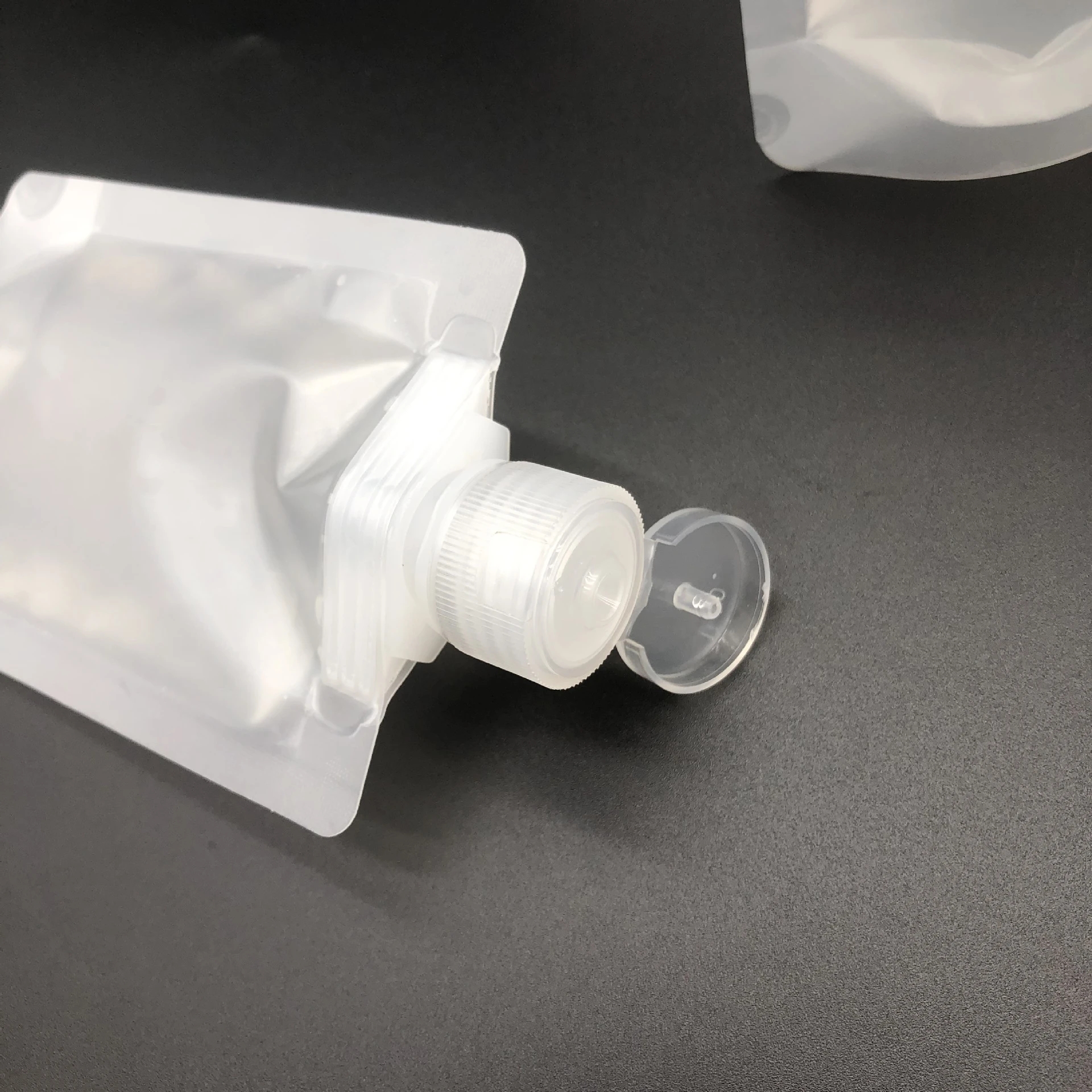 Refillable Empty Squeeze Pouches Packaging Bag Travel Fluid Makeup Packing Bags for Lotion