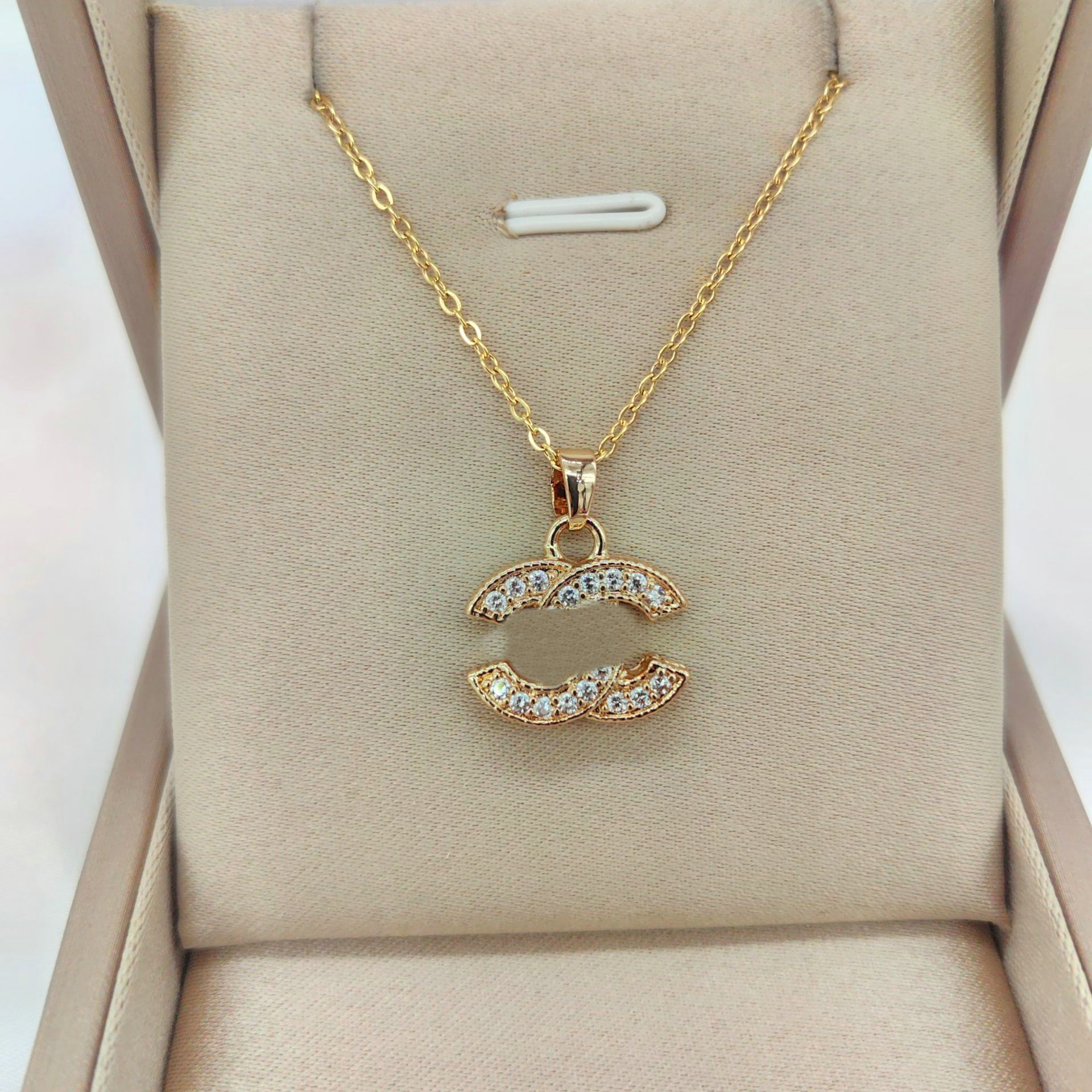 Women Luxury Designer Brand Double Letter Pendant Necklaces Chain 18K Gold Plated Crysatl Rhinestone Sweater Newklace for Wedding Jewerlry Accessories
Women Luxury Designer Brand Double Letter Pendant Necklaces Chain 18K Gold Plated Crysatl Rhinestone Sweater Newklace for Wedding Jewerlry Accessories