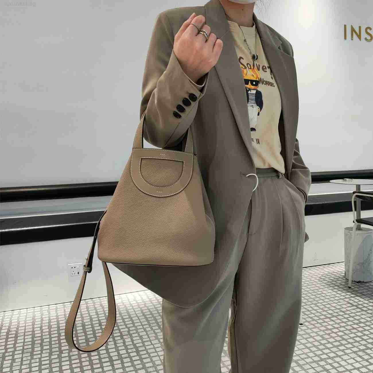 Designer Luxury Cowhide Leather Women's Vegetable Basket Bucket Bag Premium Sense Pig Nose Crossbody HandbagOTAVRVV1 Picotin, Elephant grey small
Designer Luxury Cowhide Leather Women's Vegetable Basket Bucket Bag Premium Sense Pig Nose Crossbody HandbagOTAVRVV1 Picotin, Elephant grey small