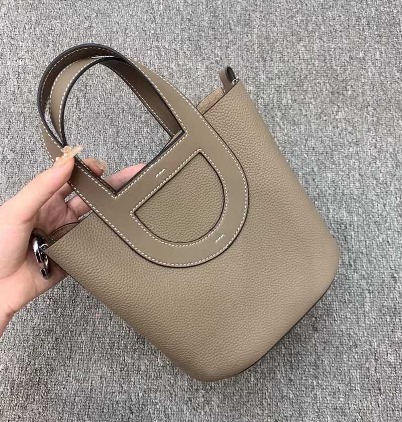 Designer Luxury Top Layer Cowhide Pig Nose Vegetable Basket Bucket Women's Genuine Crossbody Bag Soft Leather ToteV1579BZO Picotin, Black (with liner and shoulder strap)
Designer Luxury Top Layer Cowhide Pig Nose Vegetable Basket Bucket Women's Genuine Crossbody Bag Soft Leather ToteV1579BZO Picotin, Black (with liner and shoulder strap)