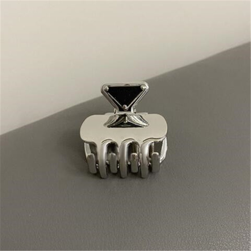 Luxury Triangle Letter Claw Clips Designer Metal Women Hair Clamps Cute Girl Barrettes Fashion Hair Accessories
Luxury Triangle Letter Claw Clips Designer Metal Women Hair Clamps Cute Girl Barrettes Fashion Hair Accessories