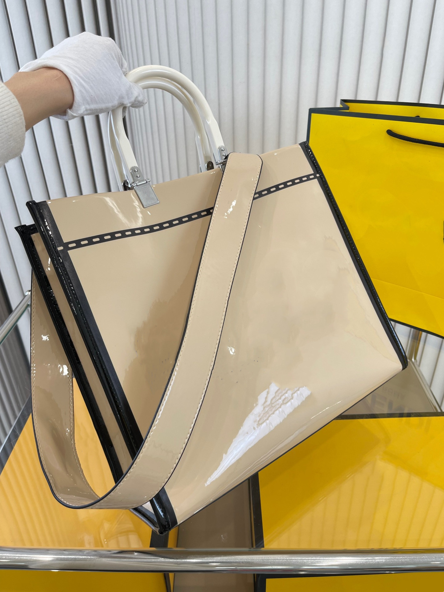 Totes MT Sunshine Tote Bucket Crossbody Bag Luxury designer leather Detachable Straps Gold and Silver Top Quality women's shoulder bag, Black
Totes MT Sunshine Tote Bucket Crossbody Bag Luxury designer leather Detachable Straps Gold and Silver Top Quality women's shoulder bag, Black