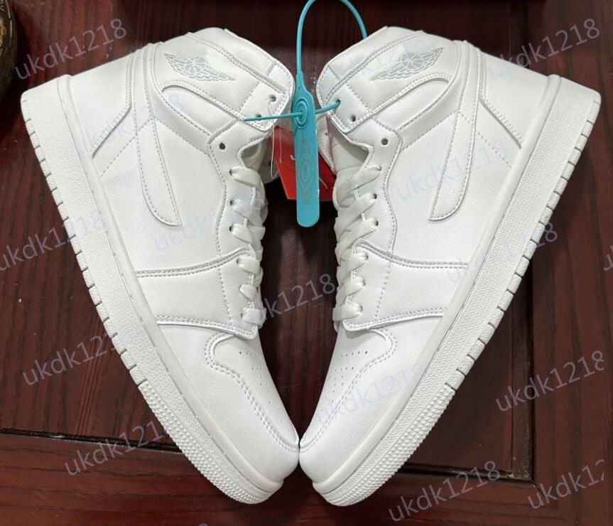 Men women air basketball shoes 1s high OG 1 Triple White all white Trim mens Jordens sneakers 554724-104
Men women air basketball shoes 1s high OG 1 Triple White all white Trim mens Jordens sneakers 554724-104