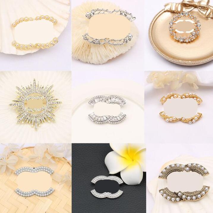 20style Charm Brand Double Letter Designer Brooch High-Quality Pin Women Crystal Rhinestone Pearl Pins Wedding Party Metal Jewerlry 23ss New Style
20style Charm Brand Double Letter Designer Brooch High-Quality Pin Women Crystal Rhinestone Pearl Pins Wedding Party Metal Jewerlry 23ss New Style