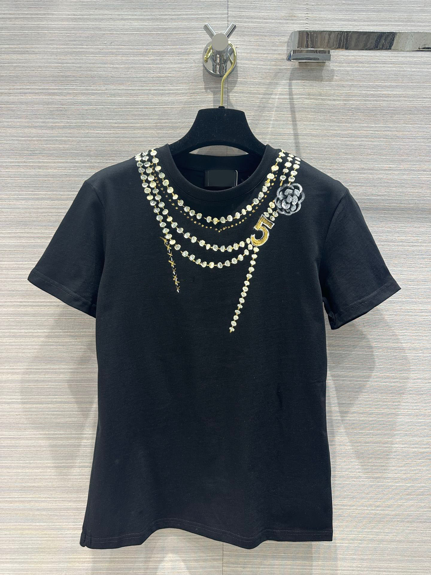 2023 Women' T-Shirt Designer Women' Pearl Necklace Pattern T-Shirt New Women' Solid O-Neck Tops Tees Short Sleeve Lady Cotton Top Summer Fashion Tees, Black
2023 Women' T-Shirt Designer Women' Pearl Necklace Pattern T-Shirt New Women' Solid O-Neck Tops Tees Short Sleeve Lady Cotton Top Summer Fashion Tees, Black