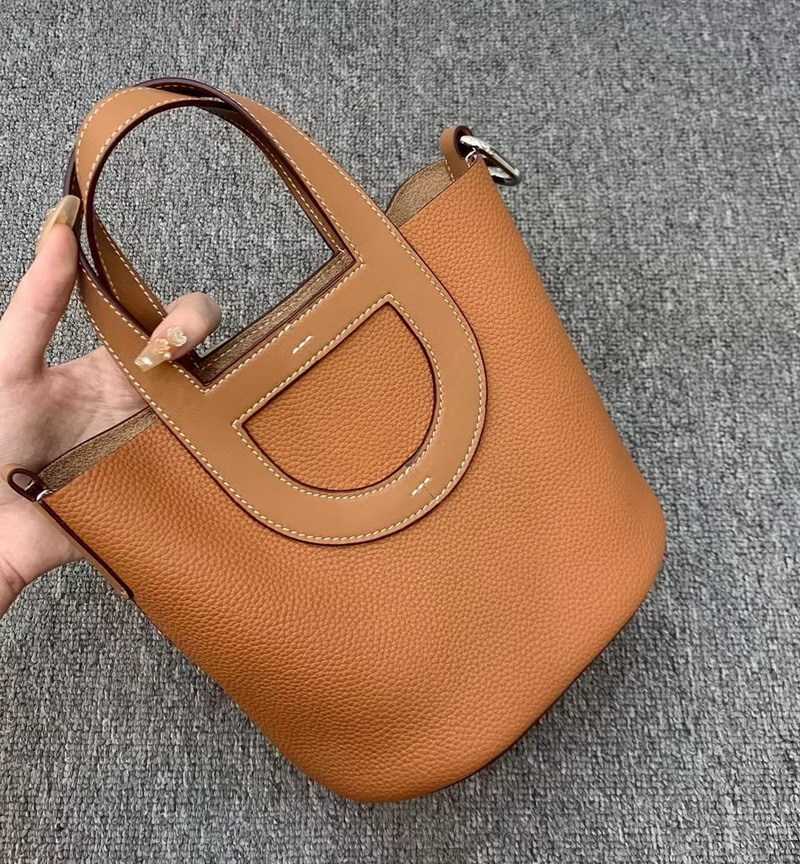 Designer Luxury Top Layer Cowhide Pig Nose Vegetable Basket Bucket Women's Genuine Crossbody Bag Soft Leather ToteD6O1WW6B Picotin, Black (with liner and shoulder strap)
Designer Luxury Top Layer Cowhide Pig Nose Vegetable Basket Bucket Women's Genuine Crossbody Bag Soft Leather ToteD6O1WW6B Picotin, Black (with liner and shoulder strap)