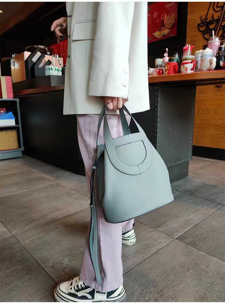 Designer Luxury Togo Top Layer Cowhide Pig Nose Vegetable Basket Bucket Handheld One Shoulder Crossbody Premium Leather Women's BagDDW5EXI7 Picotin, Black8
Designer Luxury Togo Top Layer Cowhide Pig Nose Vegetable Basket Bucket Handheld One Shoulder Crossbody Premium Leather Women's BagDDW5EXI7 Picotin, Black8