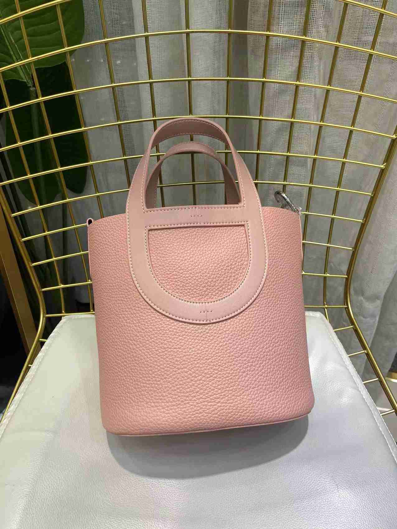 Designer Luxury Bag Bucket and Winter h Top Layer Cow Pig Nose Vegetable Basket Children's Messenger Soft Leather Tote BagVATY816A Picotin, Crystal powder (pig nose bottom)
Designer Luxury Bag Bucket and Winter h Top Layer Cow Pig Nose Vegetable Basket Children's Messenger Soft Leather Tote BagVATY816A Picotin, Crystal powder (pig nose bottom)