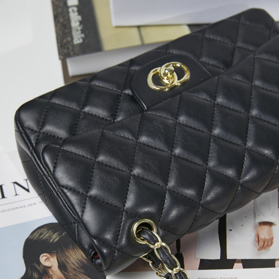 Genuine leather material for women's black shoulder bag with metal chain buckle opening and closing design, lined with zipper pocket, 26
Genuine leather material for women's black shoulder bag with metal chain buckle opening and closing design, lined with zipper pocket, 26
