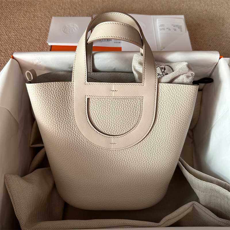 Designer Luxury Bag Bucket Pure Hand Sewn Pig Nose Vegetable Basket Tc Top Layer Cowhide Handmade Genuine Leather Large Capacity Handbag9KWAVJTD Picotin, Milkshake white
Designer Luxury Bag Bucket Pure Hand Sewn Pig Nose Vegetable Basket Tc Top Layer Cowhide Handmade Genuine Leather Large Capacity Handbag9KWAVJTD Picotin, Milkshake white