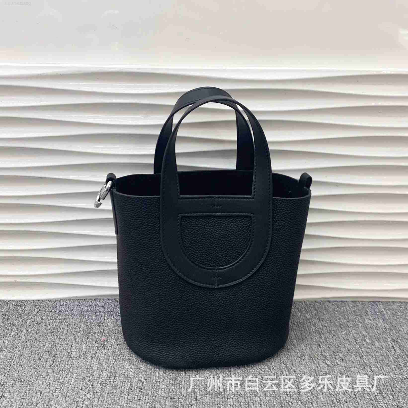 Designer Luxury Bucket Top Layer Togo Cowhide Pig Nose Vegetable Basket Women's Genuine Leather Premium Feel Handbag Crossbody Bag01SPXDFF Picotin, Black (including cross body shoulder
Designer Luxury Bucket Top Layer Togo Cowhide Pig Nose Vegetable Basket Women's Genuine Leather Premium Feel Handbag Crossbody Bag01SPXDFF Picotin, Black (including cross body shoulder