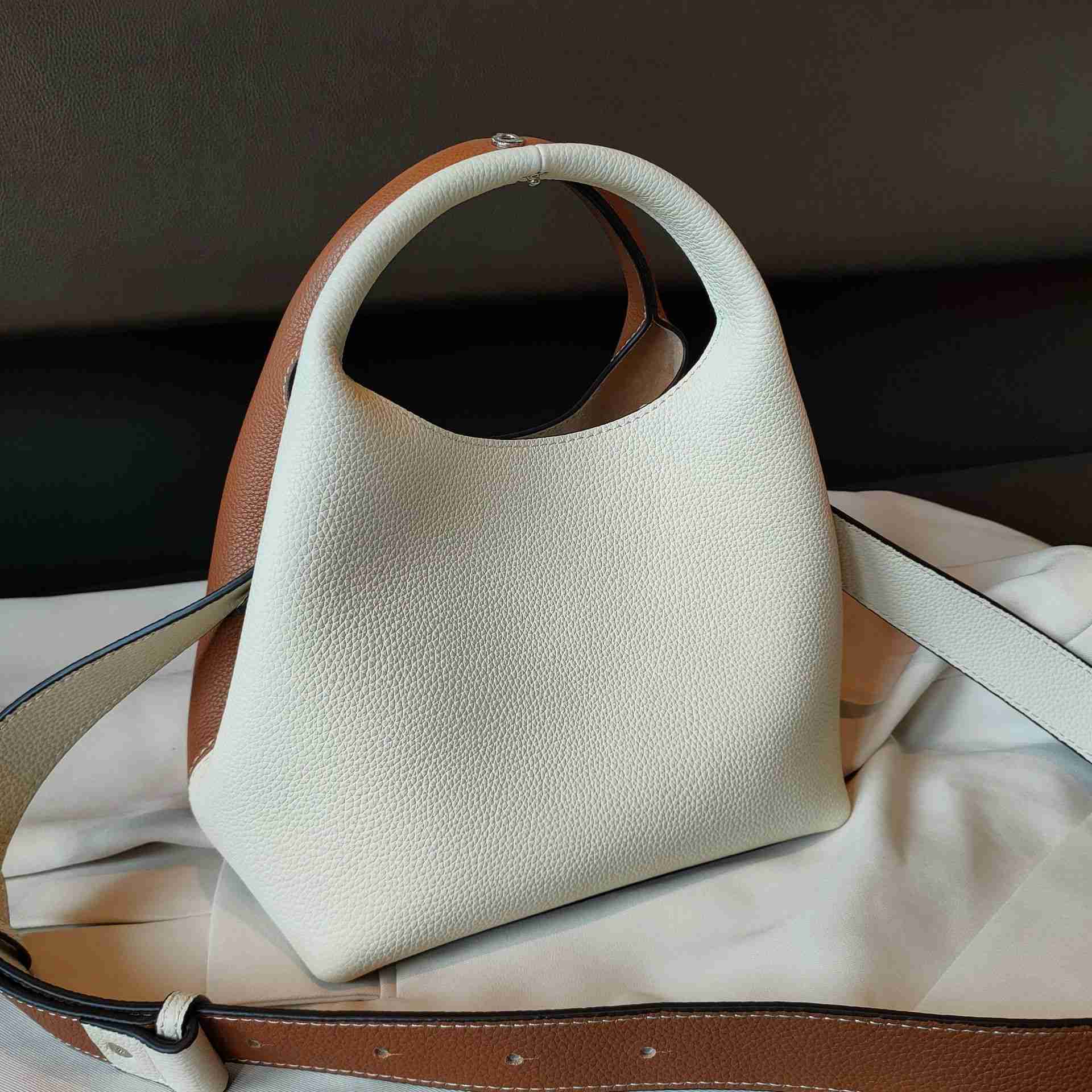 Designer Luxury Niche Design Genuine Vegetable Basket Children's Soft Leather Bucket Portable One Shoulder Crossbody Bag Straight0W2XBDP6 Picotin, Grey/brown
Designer Luxury Niche Design Genuine Vegetable Basket Children's Soft Leather Bucket Portable One Shoulder Crossbody Bag Straight0W2XBDP6 Picotin, Grey/brown