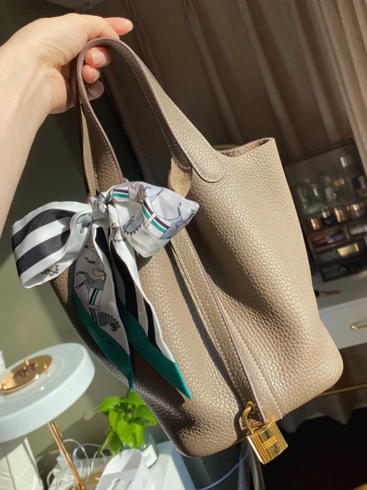 Designer Highend Order Togo Leather Vegetable Basket Women's Hand Bucket Large Capacity Light Luxury Bag Women7RFQAYC3 Picotin, Milk shake white small size (high-end
Designer Highend Order Togo Leather Vegetable Basket Women's Hand Bucket Large Capacity Light Luxury Bag Women7RFQAYC3 Picotin, Milk shake white small size (high-end