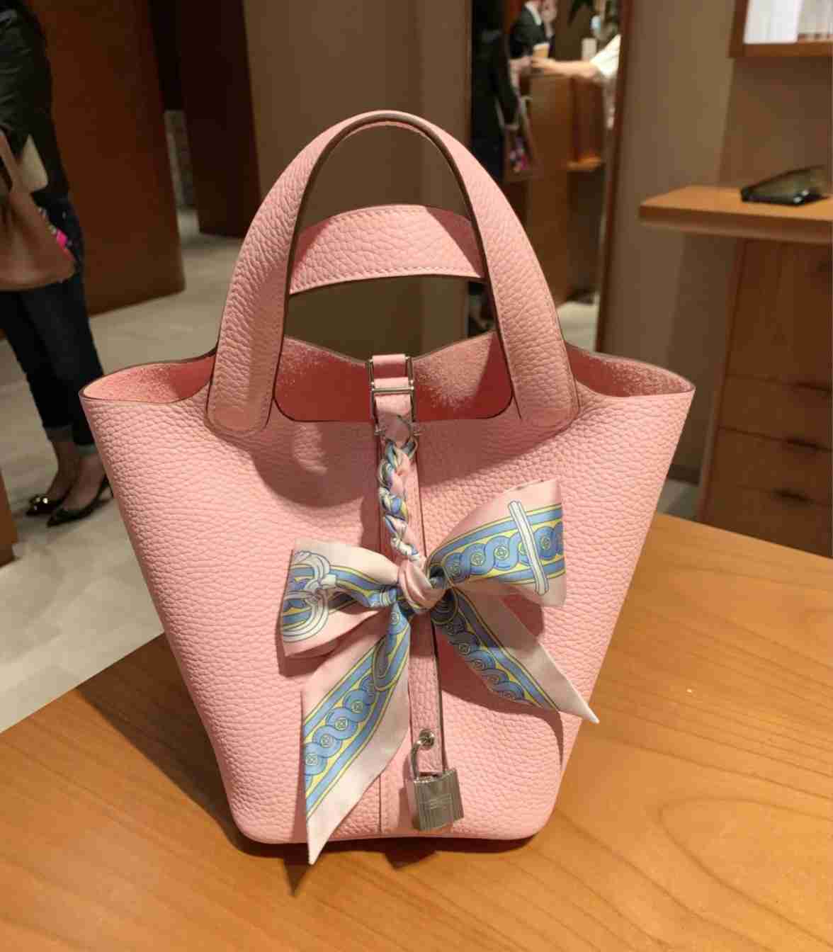 Designer Highend Order Togo Leather Vegetable Basket Women's Hand Bucket Large Capacity Light Luxury Bag WomenZ6HMLE13 Picotin, Milk shake white small size (high-end
Designer Highend Order Togo Leather Vegetable Basket Women's Hand Bucket Large Capacity Light Luxury Bag WomenZ6HMLE13 Picotin, Milk shake white small size (high-end