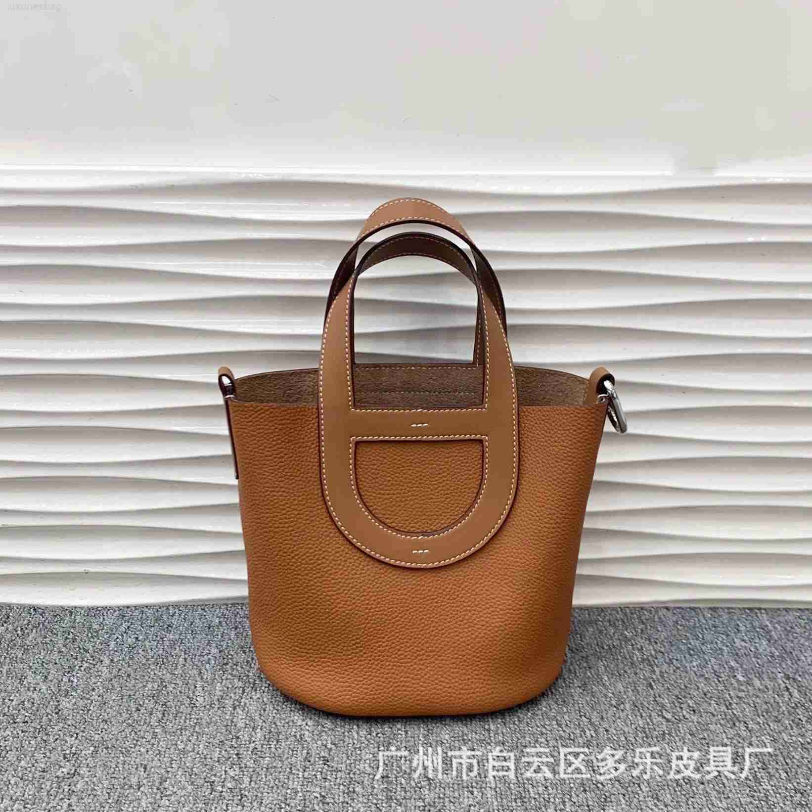 Designer Luxury Bucket Top Layer Togo Cowhide Pig Nose Vegetable Basket Women's Genuine Leather Premium Feel Handbag Crossbody BagJDGSF9YT Picotin, Black (including cross body shoulder
Designer Luxury Bucket Top Layer Togo Cowhide Pig Nose Vegetable Basket Women's Genuine Leather Premium Feel Handbag Crossbody BagJDGSF9YT Picotin, Black (including cross body shoulder