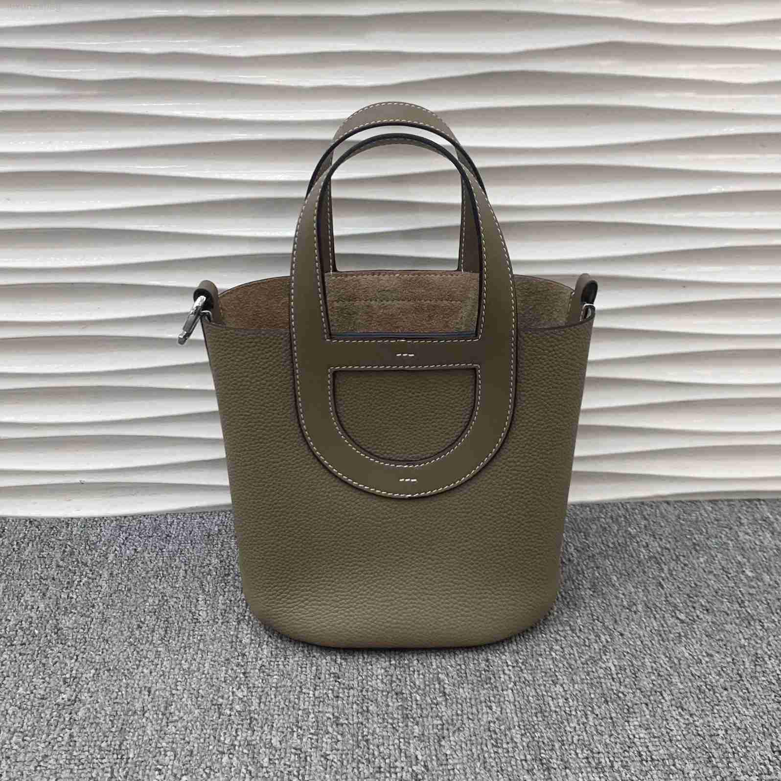 Designer Luxury Women's Pig Nose Vegetable Basket Handbag Fashion Togo Top Layer Cow Skin Litchi Grain Bucket BagF29VILXC Picotin, Bubble green
Designer Luxury Women's Pig Nose Vegetable Basket Handbag Fashion Togo Top Layer Cow Skin Litchi Grain Bucket BagF29VILXC Picotin, Bubble green