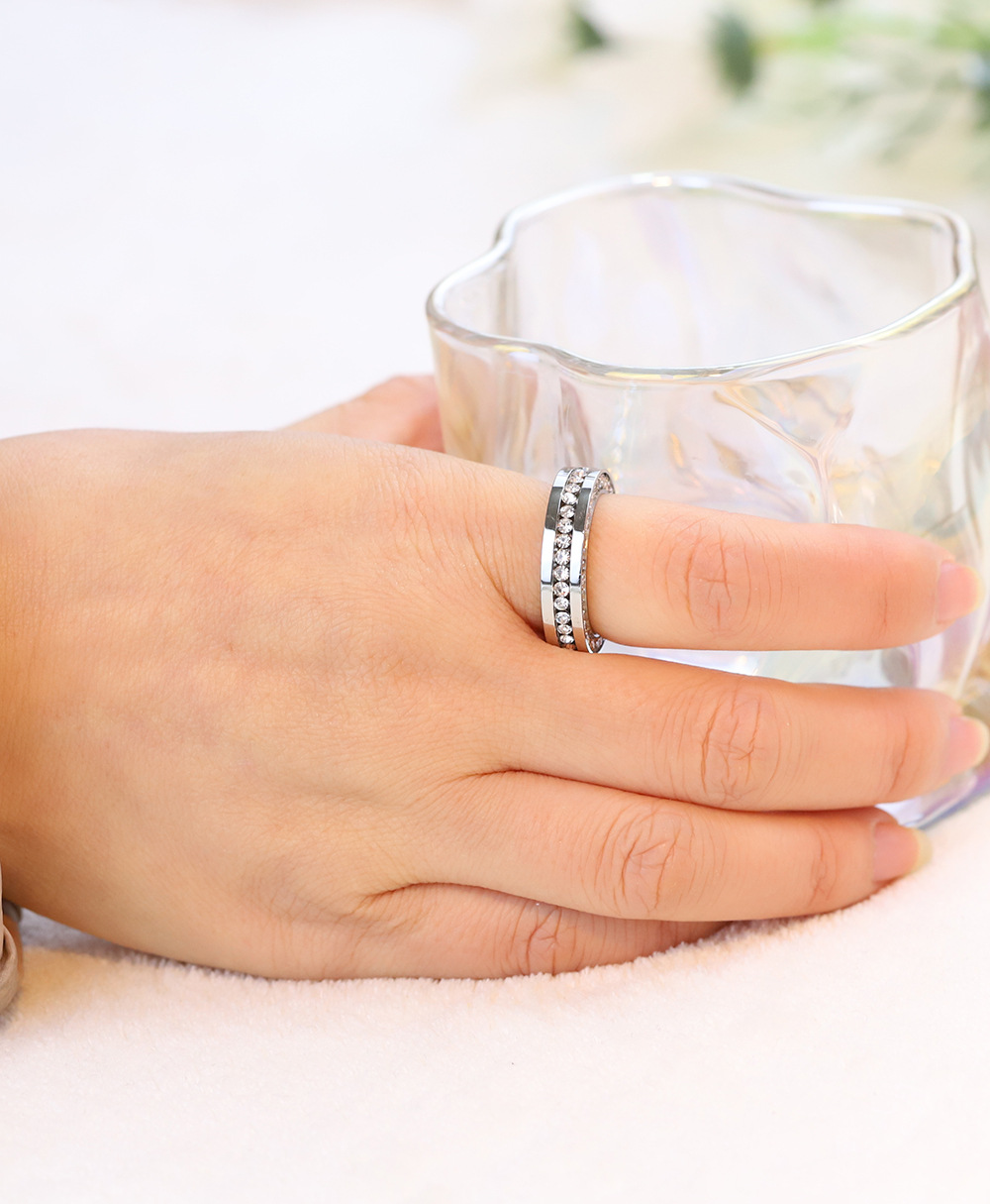 Iced Out Cubic Zirconia Titanium Stainless Steel Round Band Ring Bling Crystal Gold Finger Rings for Men and Women Hip Hop Punk Rock Birthday Gift Who