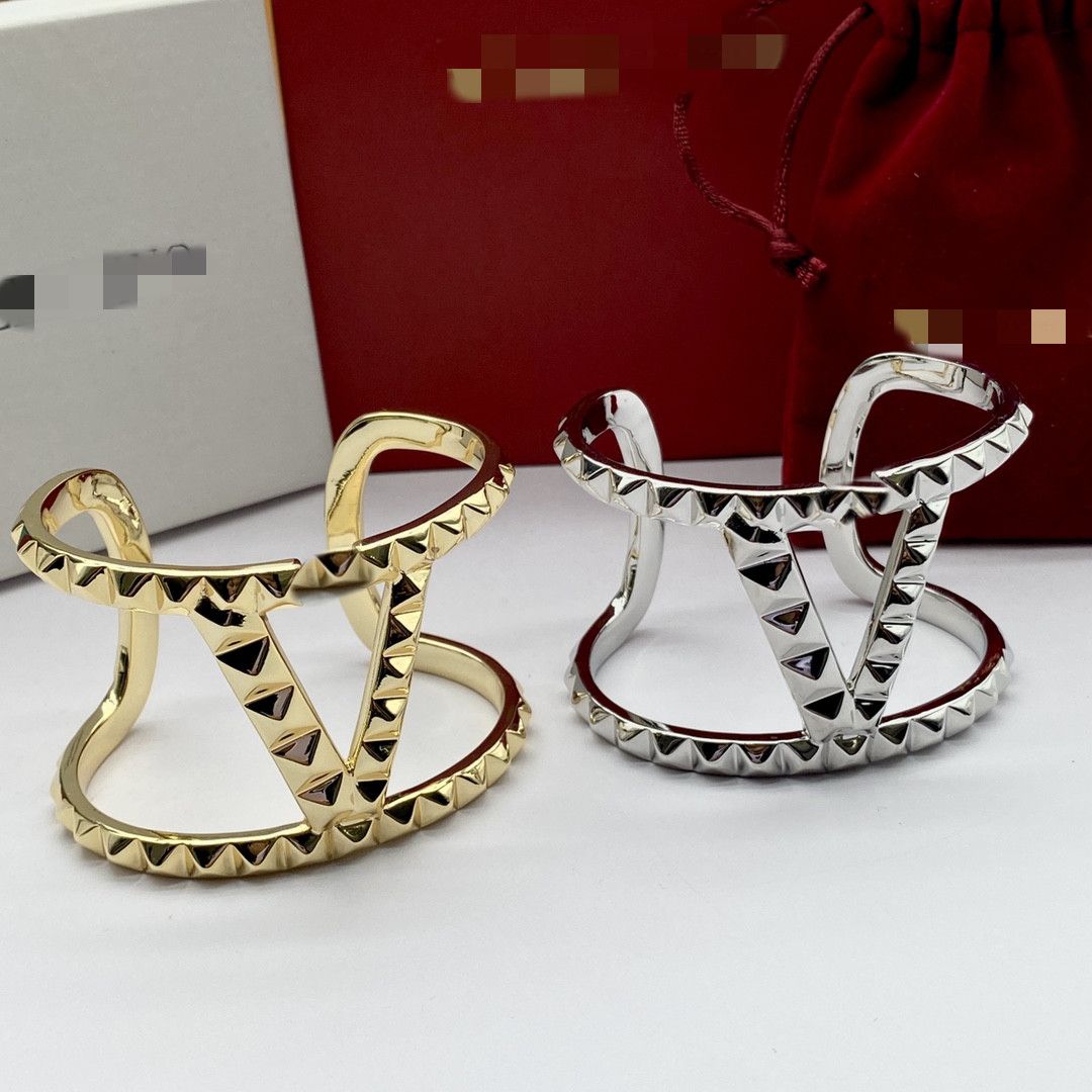 2023 designer bracelet for women stud luxury gold heart shape pearl crystal gold double V letter 925s silver jewelry classic H6
2023 designer bracelet for women stud luxury gold heart shape pearl crystal gold double V letter 925s silver jewelry classic H6