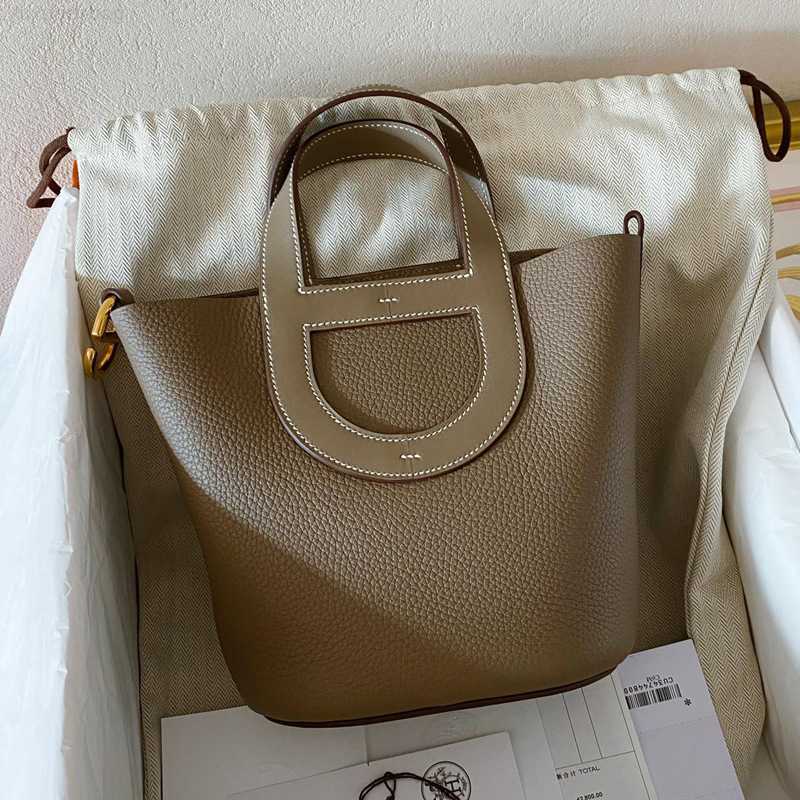 Designer Luxury Bag Bucket Pure Hand Sewn Pig Nose Vegetable Basket Tc Top Layer Cowhide Handmade Genuine Leather Large Capacity HandbagWRJNA9VJ Picotin, Milkshake white
Designer Luxury Bag Bucket Pure Hand Sewn Pig Nose Vegetable Basket Tc Top Layer Cowhide Handmade Genuine Leather Large Capacity HandbagWRJNA9VJ Picotin, Milkshake white