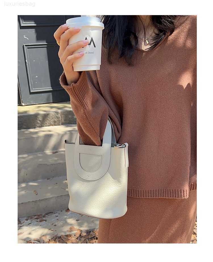 Designer Luxury Togo Top Layer Cowhide Pig Nose Vegetable Basket Portable Bucket Large Capacity Commuter Women's BagEYKLCMT3 Picotin, Golden brown
Designer Luxury Togo Top Layer Cowhide Pig Nose Vegetable Basket Portable Bucket Large Capacity Commuter Women's BagEYKLCMT3 Picotin, Golden brown