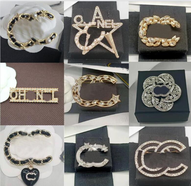 23ss 20style Brand Designer Letter Brooch High-Quality Pin Flower Women Crystal Rhinestone Pearl Pins Wedding Party Jewerlry New Style
23ss 20style Brand Designer Letter Brooch High-Quality Pin Flower Women Crystal Rhinestone Pearl Pins Wedding Party Jewerlry New Style