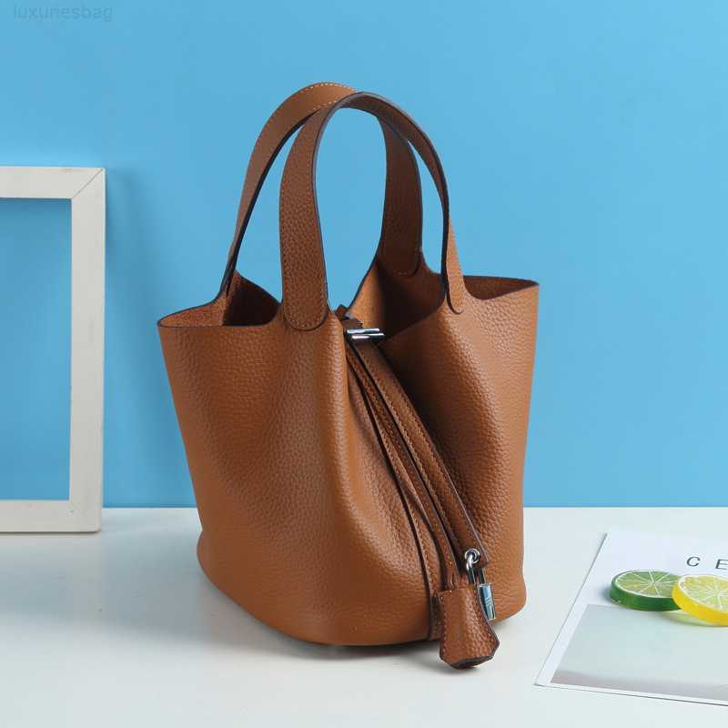 Designer Luxury Bag Soft Top Layer Cowhide Net Red Vegetable Basket Leather Bucket Lychee Pattern Leisure Hand Female Small HandbagRQ8UOKAG Picotin, Small orange
Designer Luxury Bag Soft Top Layer Cowhide Net Red Vegetable Basket Leather Bucket Lychee Pattern Leisure Hand Female Small HandbagRQ8UOKAG Picotin, Small orange