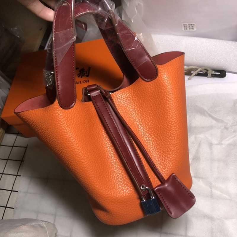 Designer Luxury Vegetable Basket Women's Bucket Lychee Grain Cow Leather Colorblocking Portable Bun Mother Bag Picotin, Upgrade the first layer of cowhide
Designer Luxury Vegetable Basket Women's Bucket Lychee Grain Cow Leather Colorblocking Portable Bun Mother Bag Picotin, Upgrade the first layer of cowhide