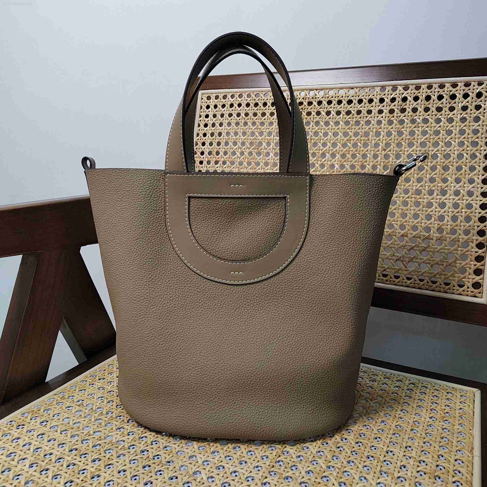 Designer Luxury Togo Top Layer Cowhide Pig Nose Vegetable Basket Bucket Handheld One Shoulder Crossbody Leather Women's Bag TidePNU40LVA Picotin, Black (requires reservation
Designer Luxury Togo Top Layer Cowhide Pig Nose Vegetable Basket Bucket Handheld One Shoulder Crossbody Leather Women's Bag TidePNU40LVA Picotin, Black (requires reservation