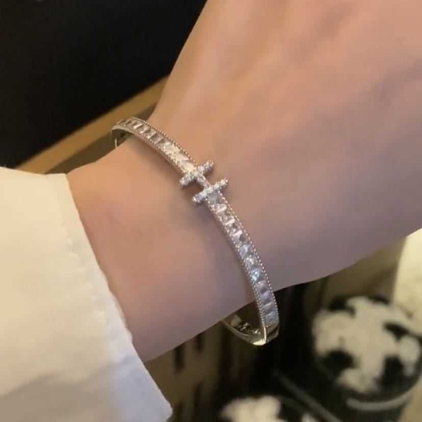 Light and luxurious square zirconium full diamond letter H exquisite little fragrance high color preserving versatile bracelet
Light and luxurious square zirconium full diamond letter H exquisite little fragrance high color preserving versatile bracelet