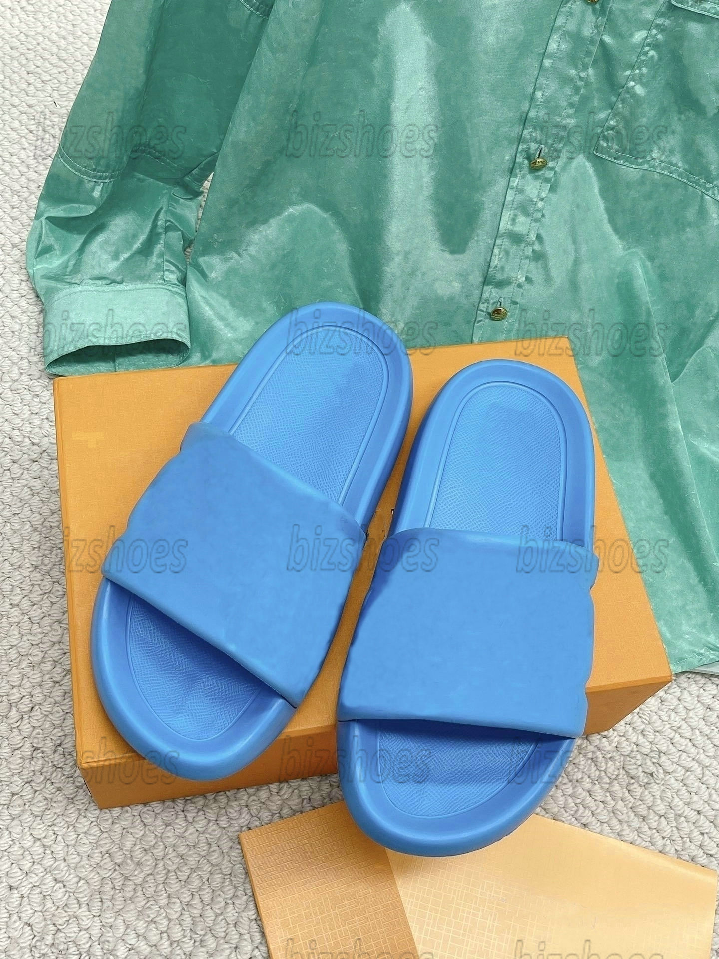 DESIGNER Slippers 2023 SS Waterfront Mule Sandals Slides Embossed Monograms pattern Luxurys Men Women's Summer Rubber Pool Slide, 02
DESIGNER Slippers 2023 SS Waterfront Mule Sandals Slides Embossed Monograms pattern Luxurys Men Women's Summer Rubber Pool Slide, 02