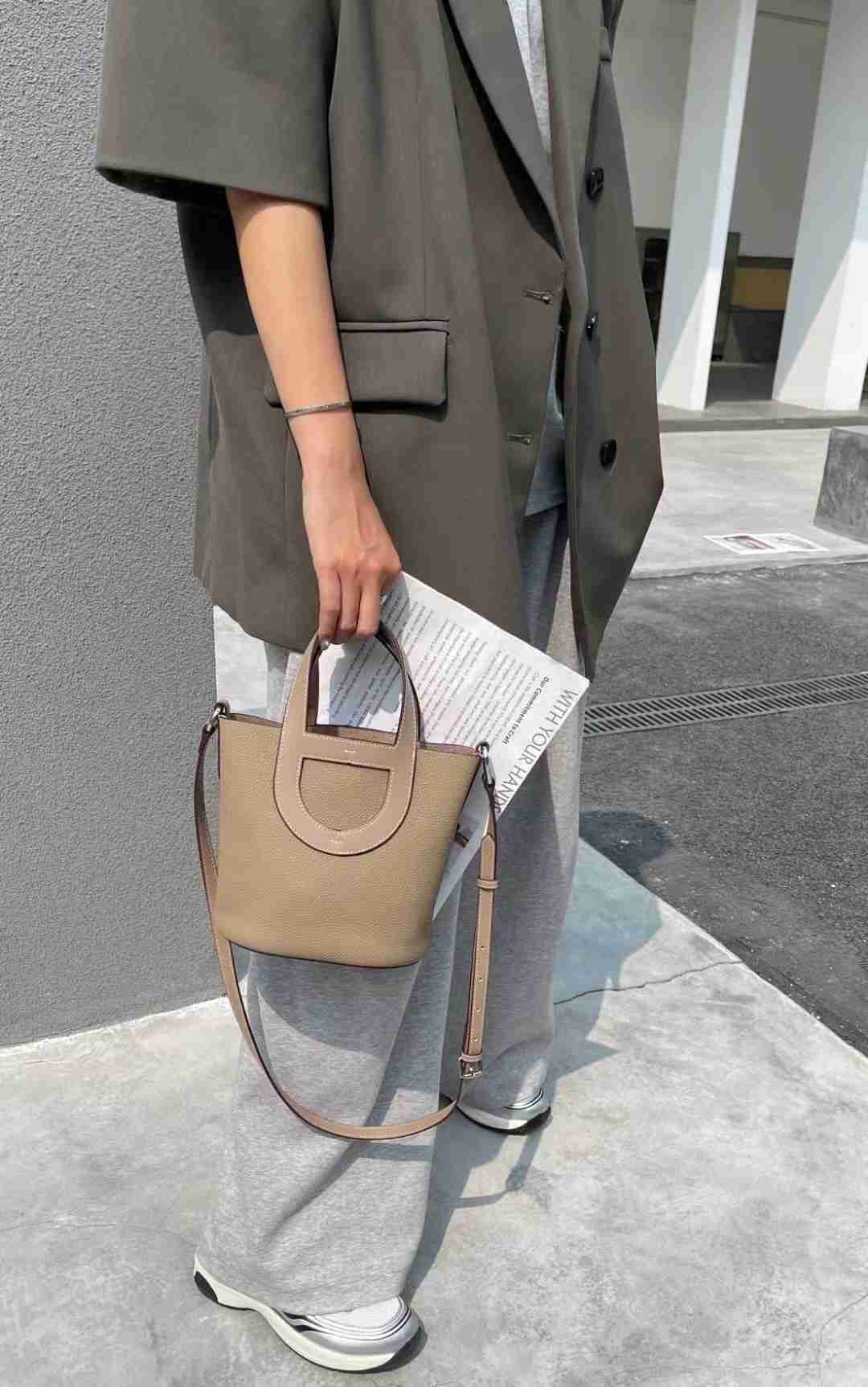 Designer Luxury Head Layer Cowhide Pig Nose Style Vegetable Basket Large Capacity Fashion One Shoulder Crossbody Portable Bucket Women's Bag6X1VQ12T Picotin, Grey8
Designer Luxury Head Layer Cowhide Pig Nose Style Vegetable Basket Large Capacity Fashion One Shoulder Crossbody Portable Bucket Women's Bag6X1VQ12T Picotin, Grey8