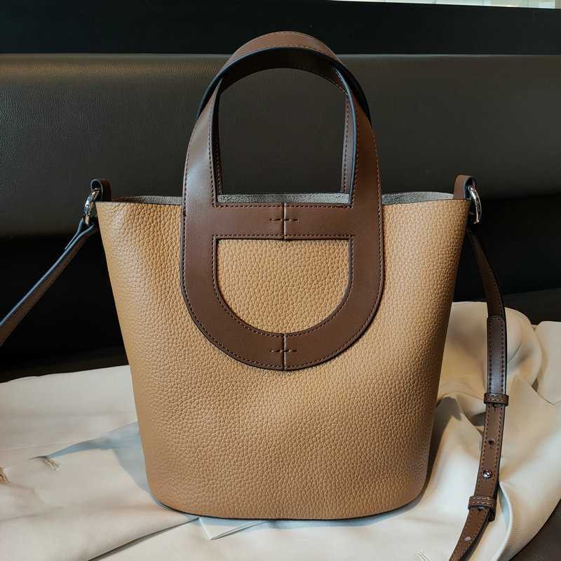 Designer Luxury Vegetable Basket Bucket Advanced Headfelt Cowhide Women's Handheld One Shoulder Crossbody Bag Fashion CommuterEOBMPJ0Y Picotin, Apricot
Designer Luxury Vegetable Basket Bucket Advanced Headfelt Cowhide Women's Handheld One Shoulder Crossbody Bag Fashion CommuterEOBMPJ0Y Picotin, Apricot