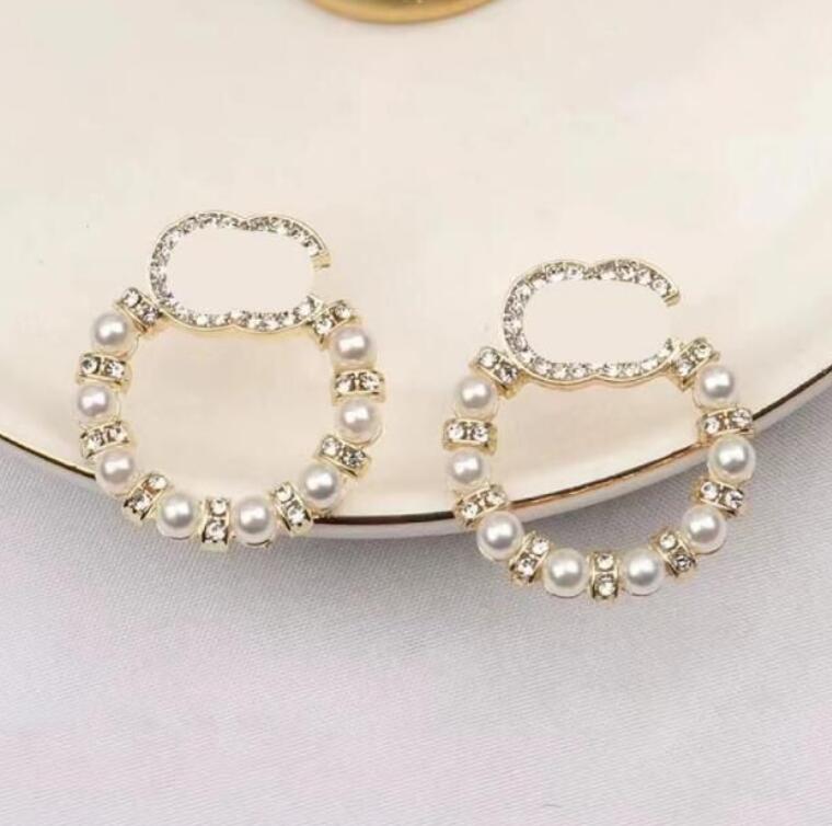Women Simple Stud 18K Gold Plated 925 Silver Luxury Brand Designers Letters Stud Famous Women Round Crystal Rhinestone Pearl Earring Wedding Party Jewerlry
Women Simple Stud 18K Gold Plated 925 Silver Luxury Brand Designers Letters Stud Famous Women Round Crystal Rhinestone Pearl Earring Wedding Party Jewerlry