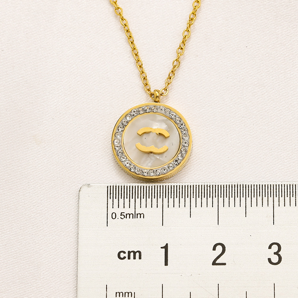 Luxury Brand Designer Letter Necklaces 18K Gold Plated Crystal Stainless Steel Pendant Never Fading Chain Jewelry
Luxury Brand Designer Letter Necklaces 18K Gold Plated Crystal Stainless Steel Pendant Never Fading Chain Jewelry