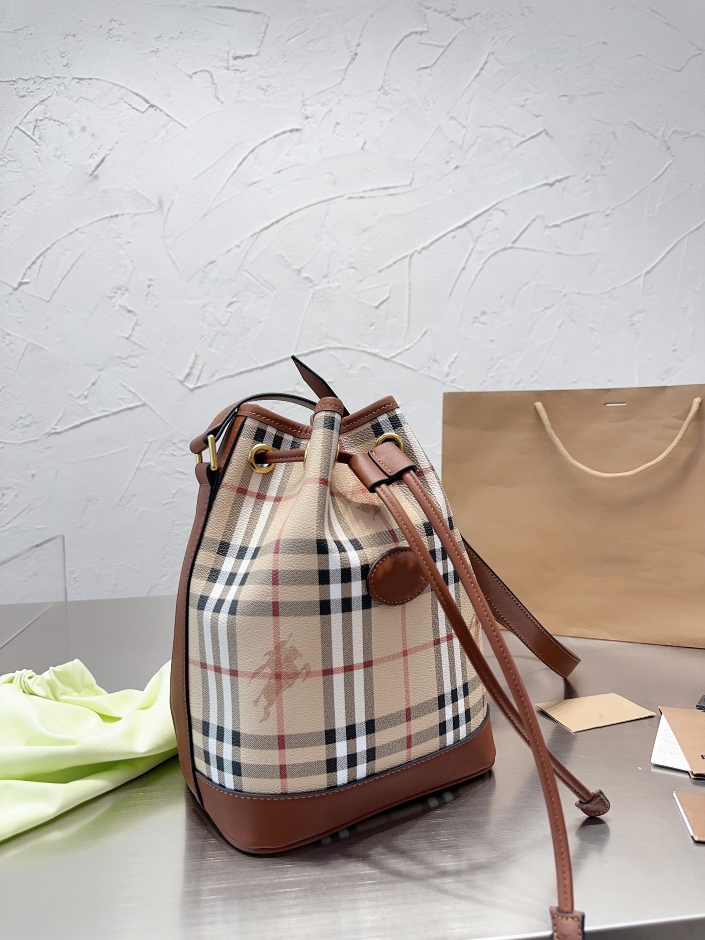 Brand designer bag classic bucket bag women's single shoulder bag Crossbody bag large capacity fashion bucket bag plaid bag leisure bag Travel bag, Customize
Brand designer bag classic bucket bag women's single shoulder bag Crossbody bag large capacity fashion bucket bag plaid bag leisure bag Travel bag, Customize