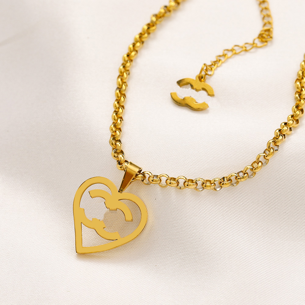 Womens Designer Pendant Neckalce Spring Heart Love Necklace 18K Gold European Jewelry Chain Necklace Classic Design Gift Party Long Chain Family With Box
Womens Designer Pendant Neckalce Spring Heart Love Necklace 18K Gold European Jewelry Chain Necklace Classic Design Gift Party Long Chain Family With Box