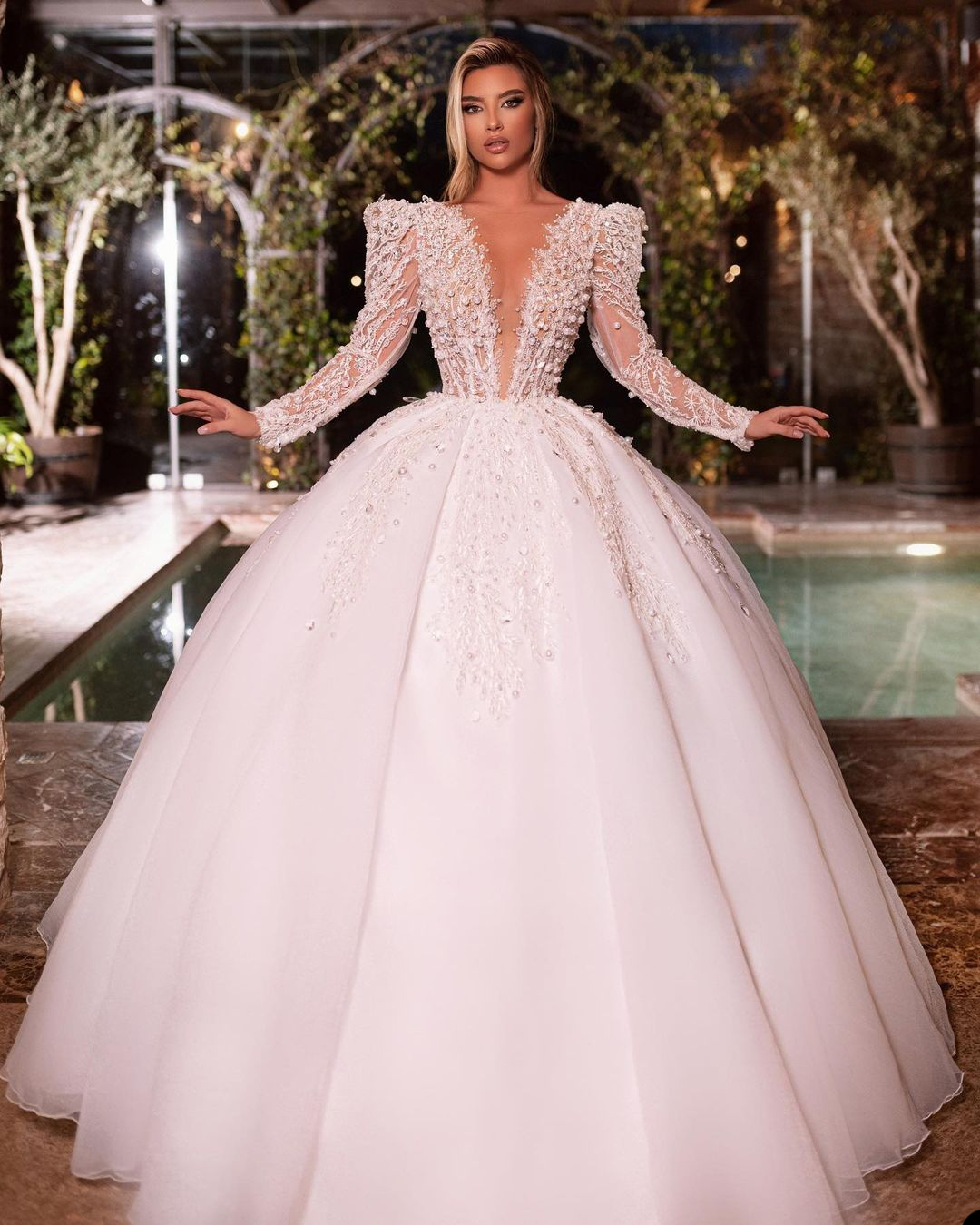 Gorgeous Ball Gown Wedding Dresses Deep V-neck Long Sleeves Applicants Pearls Backless Zipper Chapel Gown Pleats Custom Made Bridal Gown Plus Size Ves
