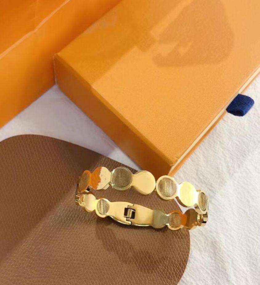 Designers Luxury Women Bangle Temperament High Quality Letter Pierced Classic Flowers Fashion Simplicity Men Womens Memorial Day G3691430
Designers Luxury Women Bangle Temperament High Quality Letter Pierced Classic Flowers Fashion Simplicity Men Womens Memorial Day G3691430