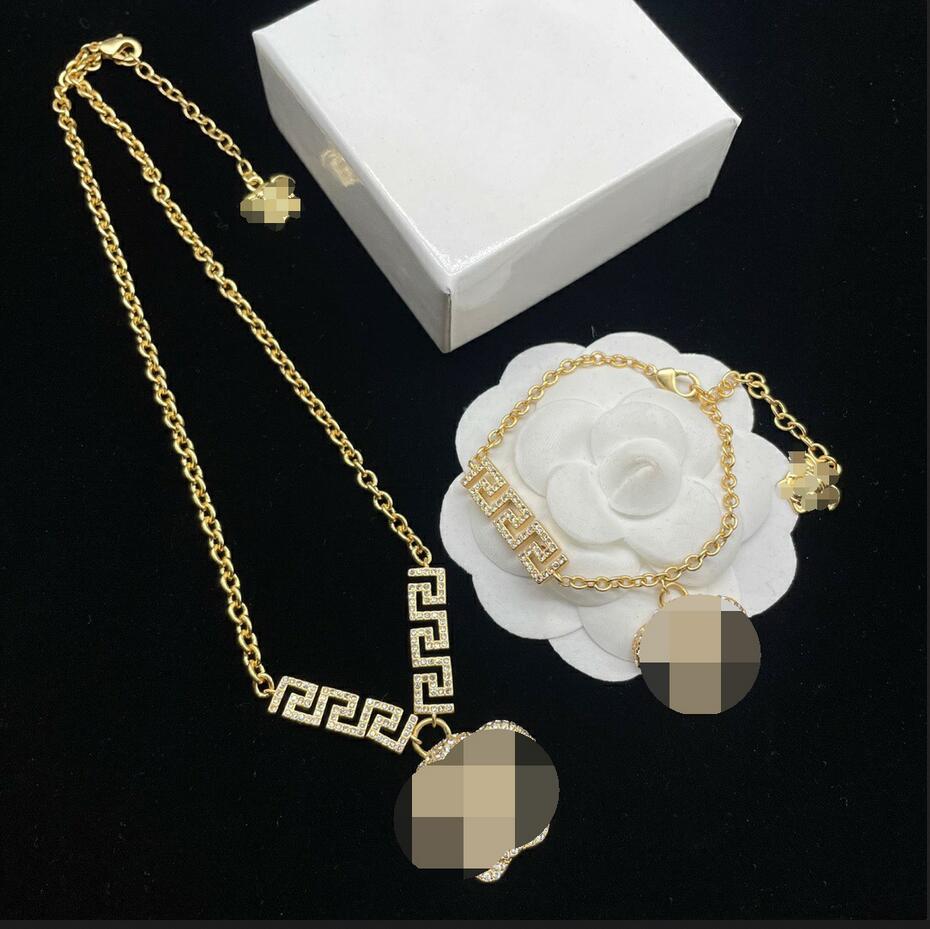 Luxury Fashion Brand Necklaces Full Diamonds Medusa Portrait Pendant 18K Gold plated Banshee Bracelet Classic Style 2023 New models Womens jewelry Gift MN2 --807
Luxury Fashion Brand Necklaces Full Diamonds Medusa Portrait Pendant 18K Gold plated Banshee Bracelet Classic Style 2023 New models Womens jewelry Gift MN2 --807