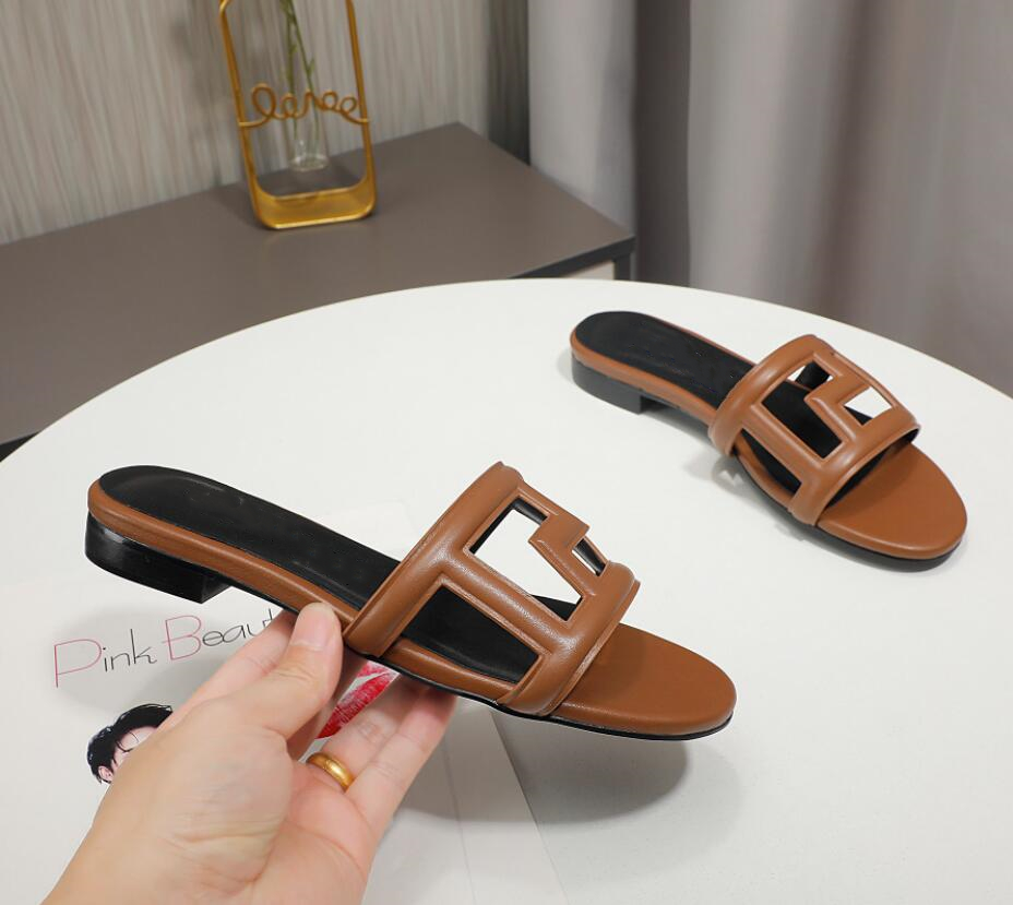 Ladies Designer Luxury oran sandals Women Slides Leather Rubber Big Head Slides Fashion Beach Sexy Shoes Flat Slippers Top Quality 35-44
Ladies Designer Luxury oran sandals Women Slides Leather Rubber Big Head Slides Fashion Beach Sexy Shoes Flat Slippers Top Quality 35-44
