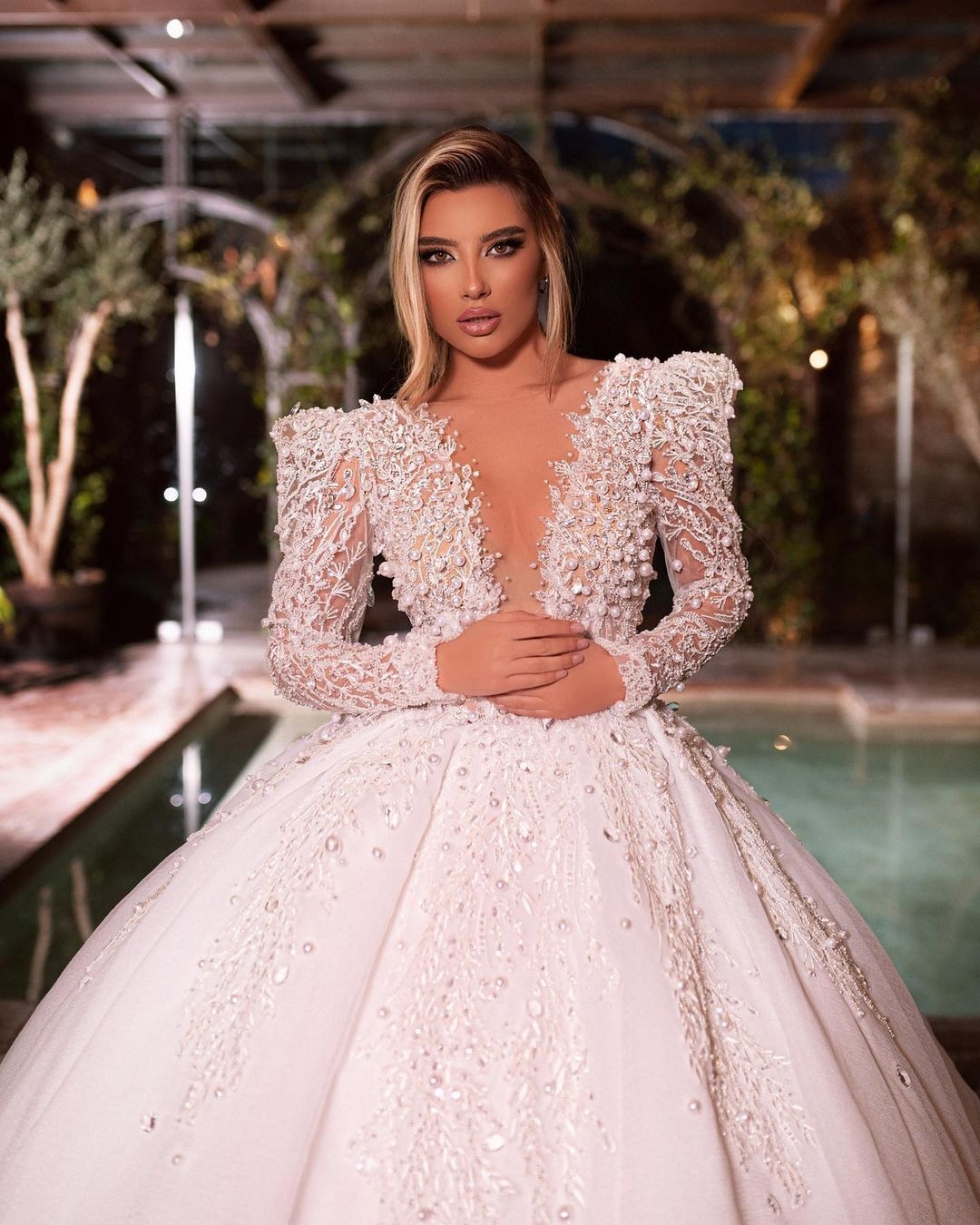 Gorgeous Ball Gown Wedding Dresses Deep V-neck Long Sleeves Applicants Pearls Backless Zipper Chapel Gown Pleats Custom Made Bridal Gown Plus Size Ves