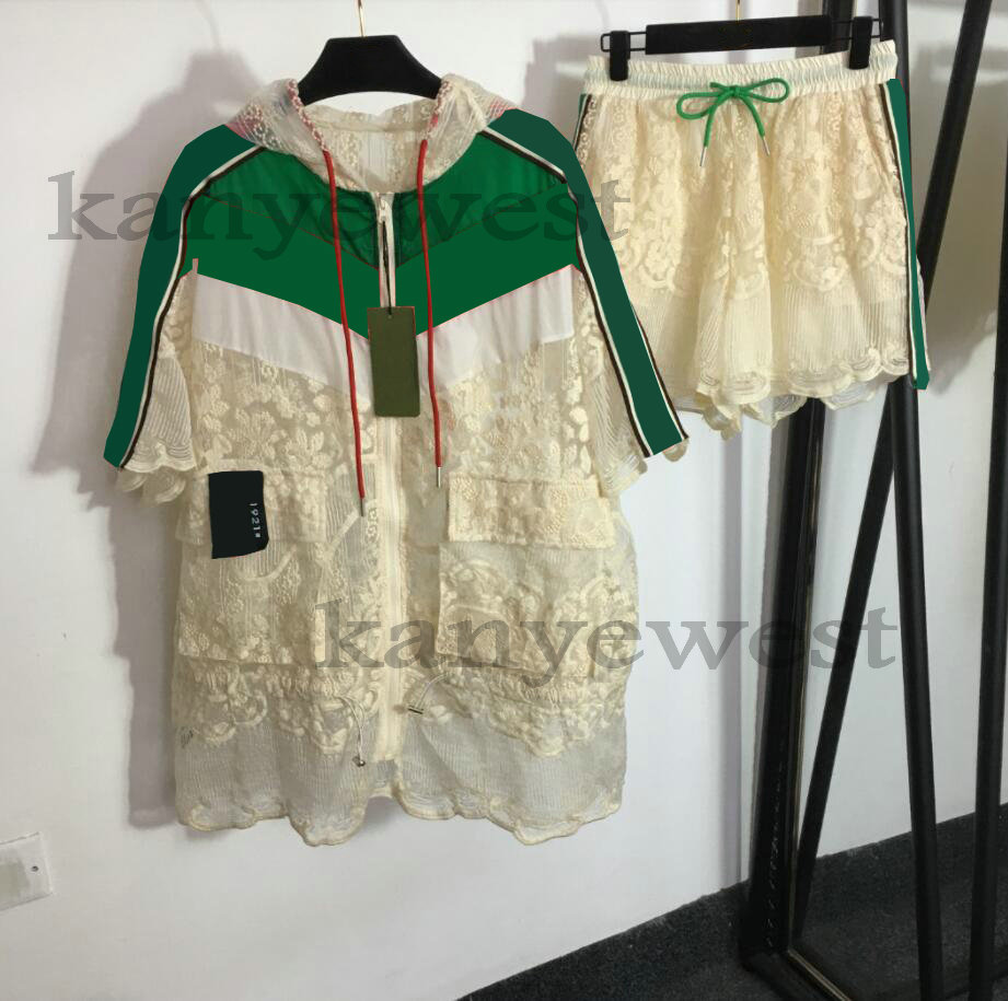 2023 summer Womens Tracksuits Designer luxury Lace embroidery color matching print Tracksuit women classics Sets zipper Running Suits patchwork shorts
2023 summer Womens Tracksuits Designer luxury Lace embroidery color matching print Tracksuit women classics Sets zipper Running Suits patchwork shorts
